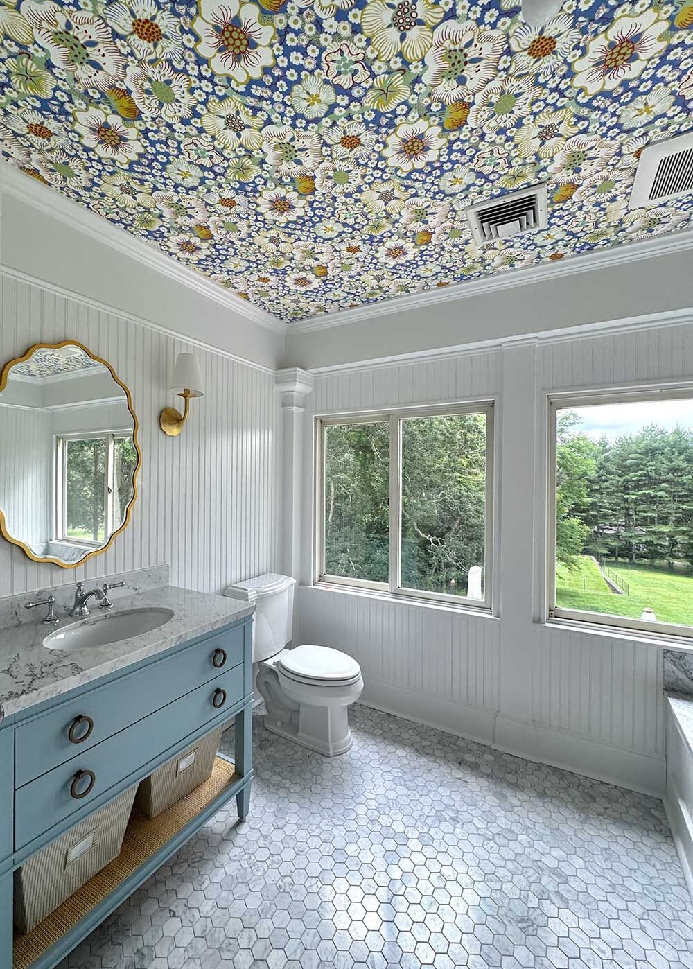 Flowered Wallpaper on the Ceiling of a Bathroom - Big Design Impact